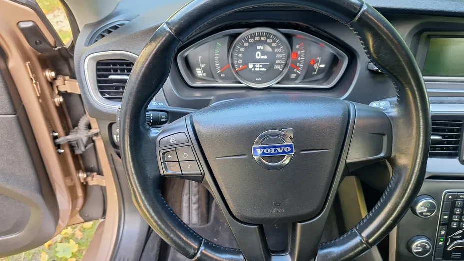 VOLVO V40 -
