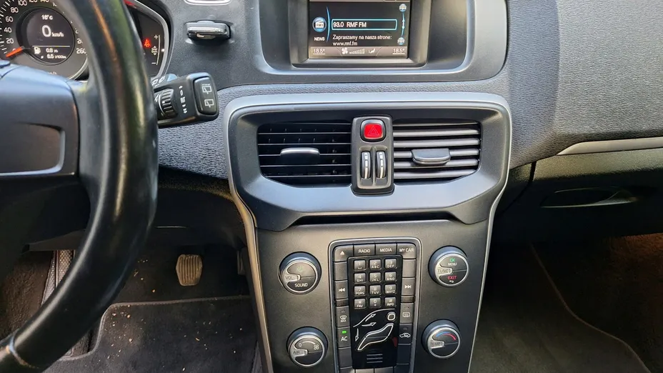 VOLVO V40 -