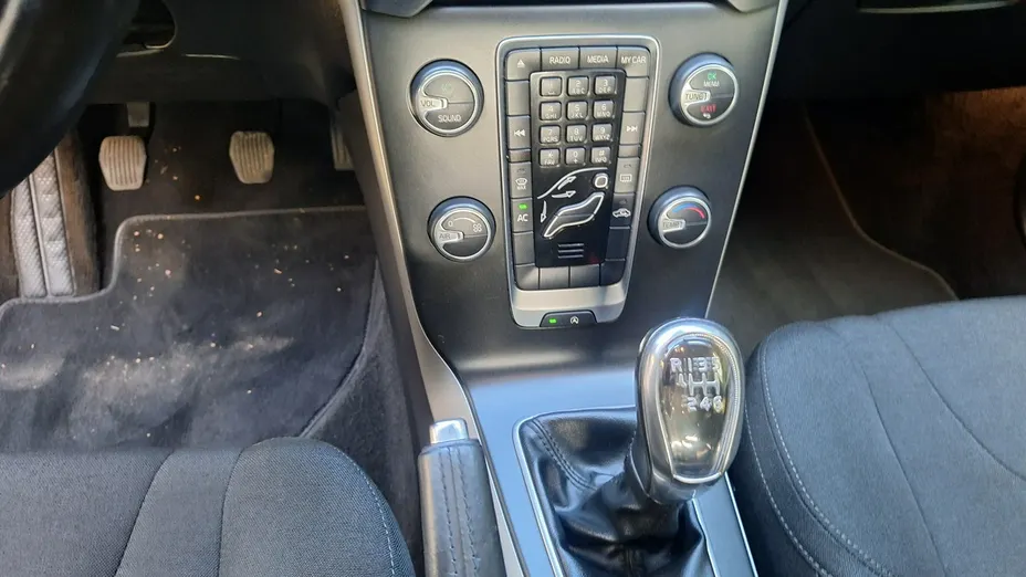 VOLVO V40 -