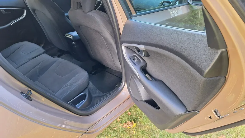 VOLVO V40 -