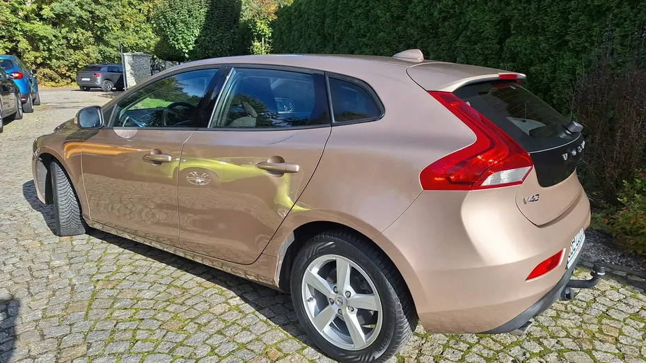 VOLVO V40 -