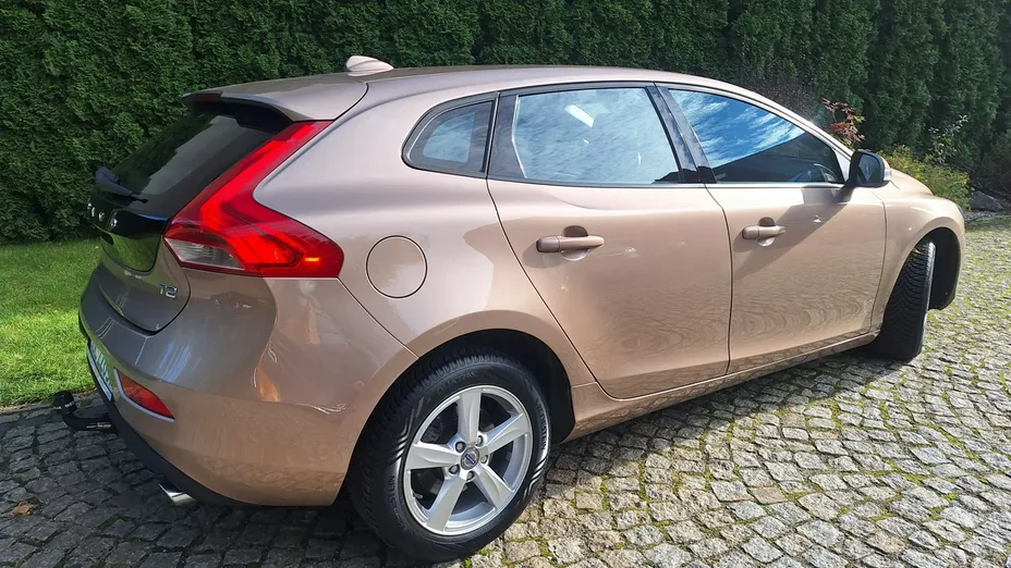 VOLVO V40 -