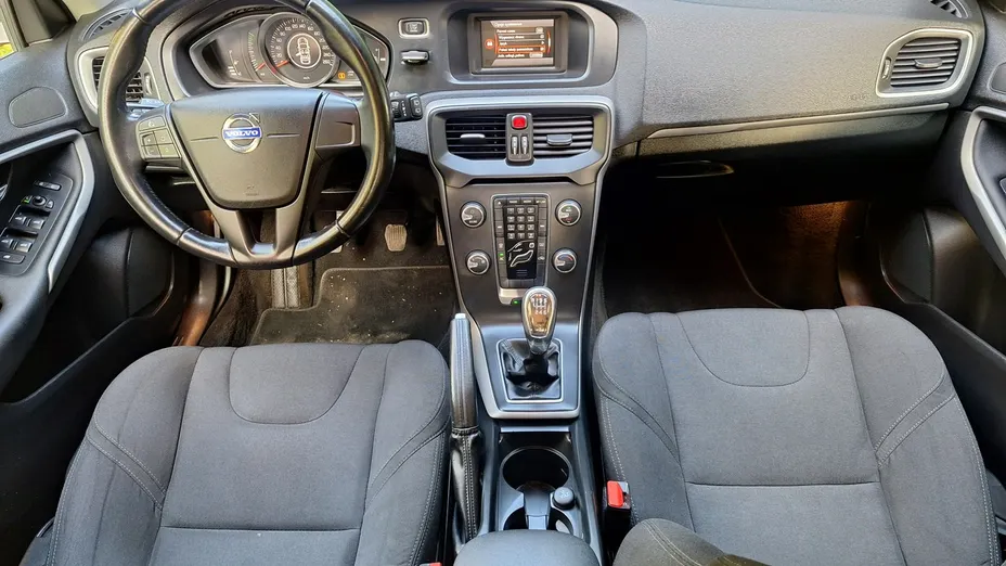 VOLVO V40 -