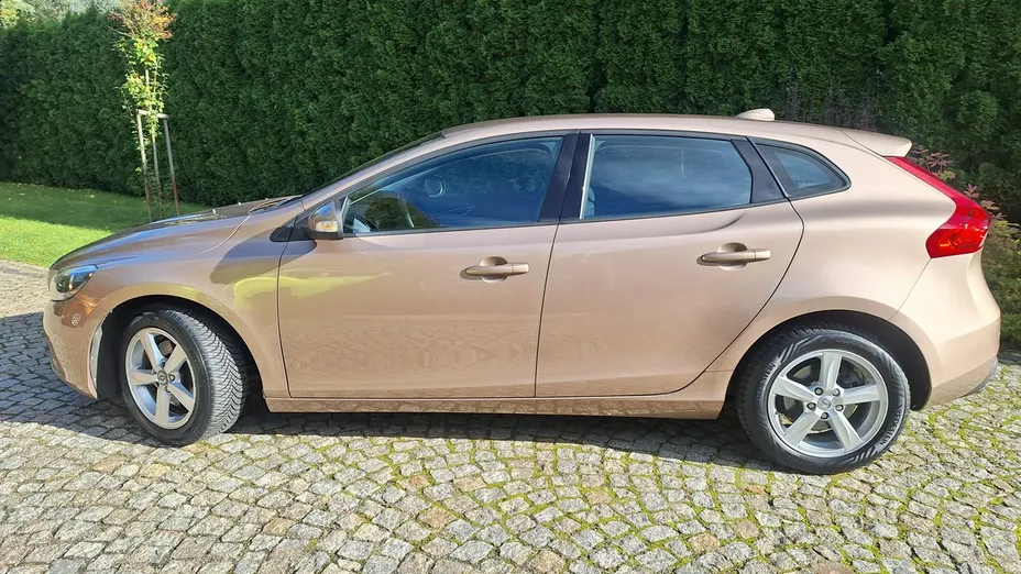 VOLVO V40 -