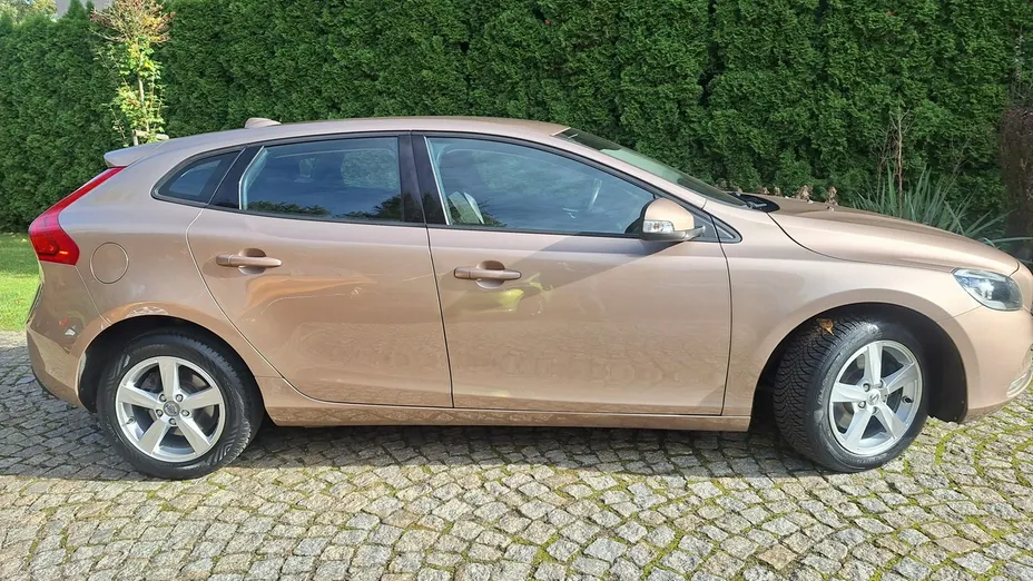 VOLVO V40 -
