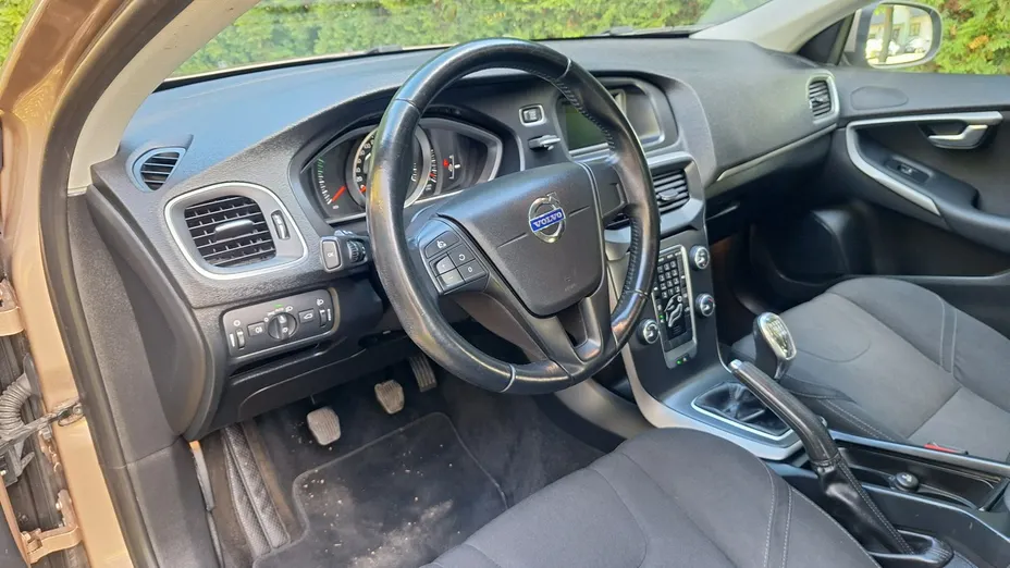 VOLVO V40 -