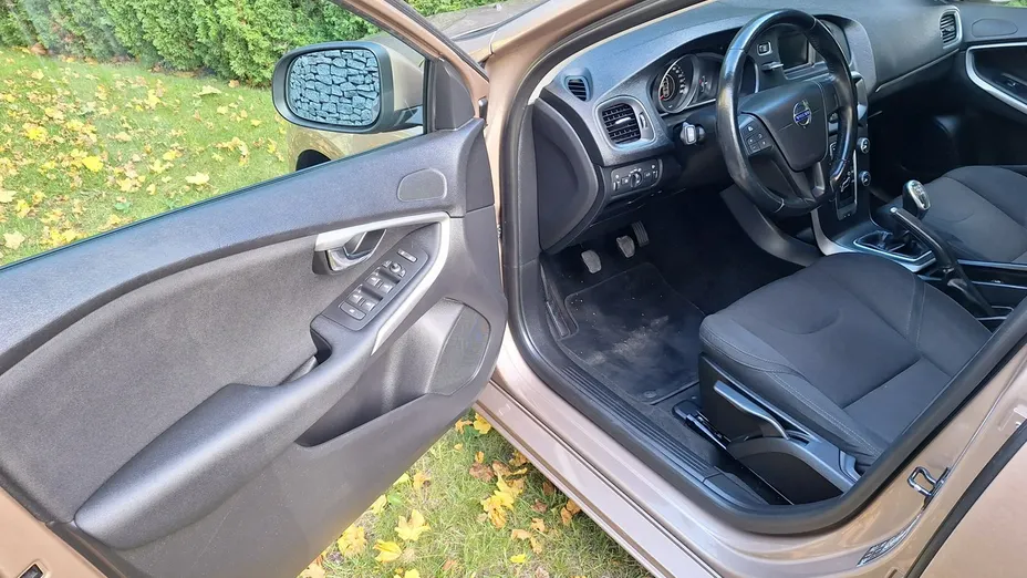 VOLVO V40 -