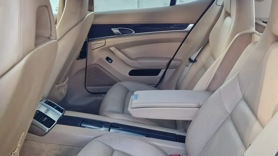 PORSCHE Panamera -