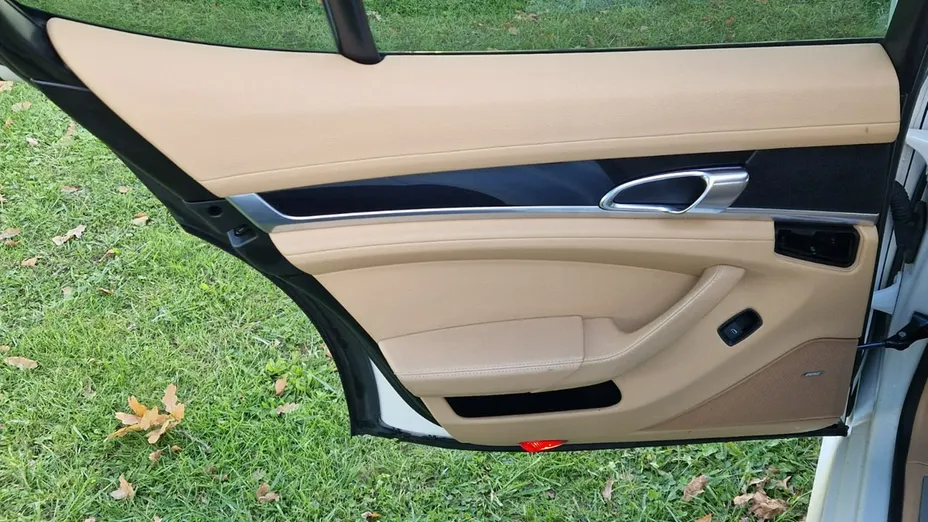 PORSCHE Panamera -