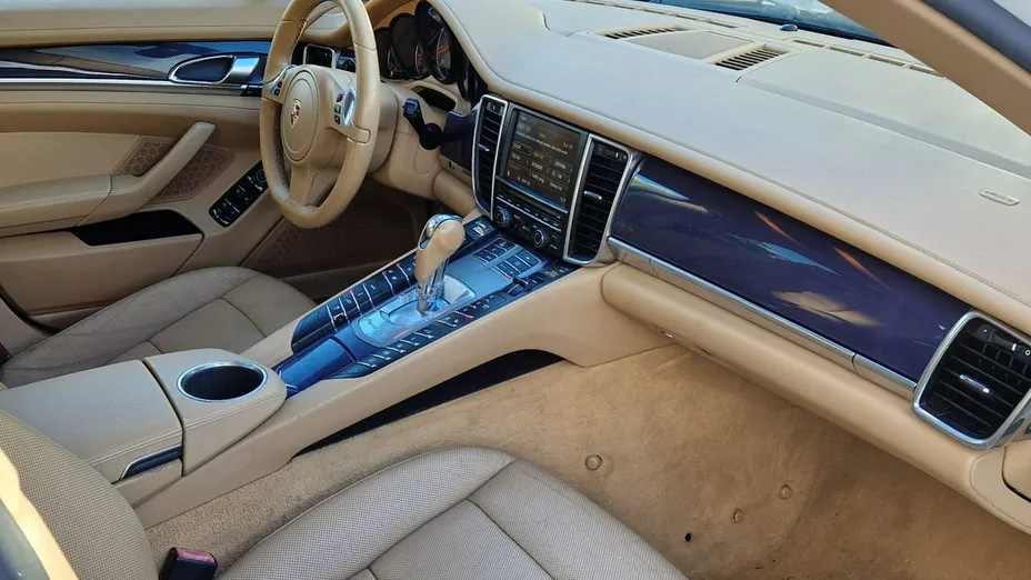 PORSCHE Panamera -