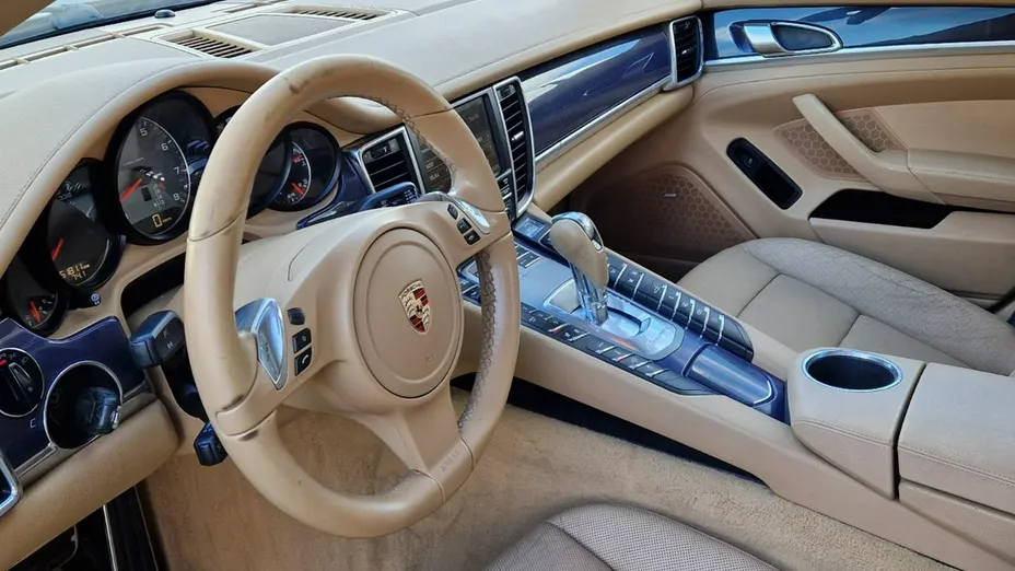 PORSCHE Panamera -