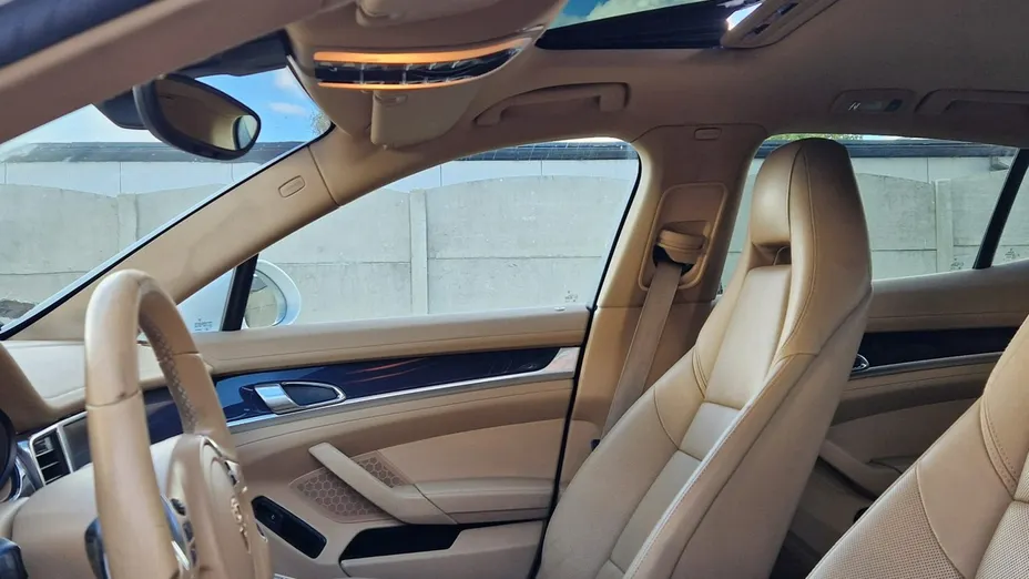 PORSCHE Panamera -