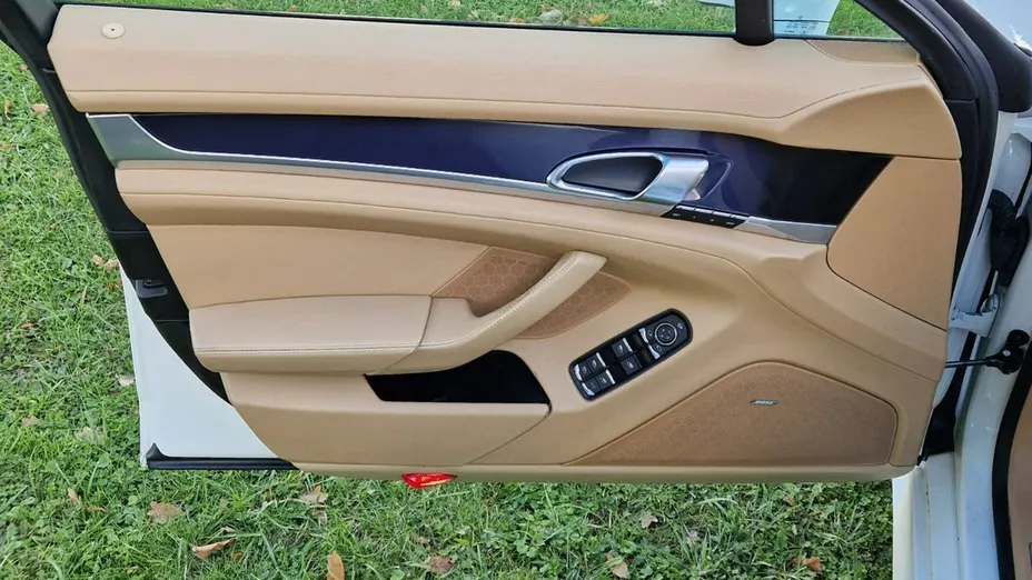 PORSCHE Panamera -