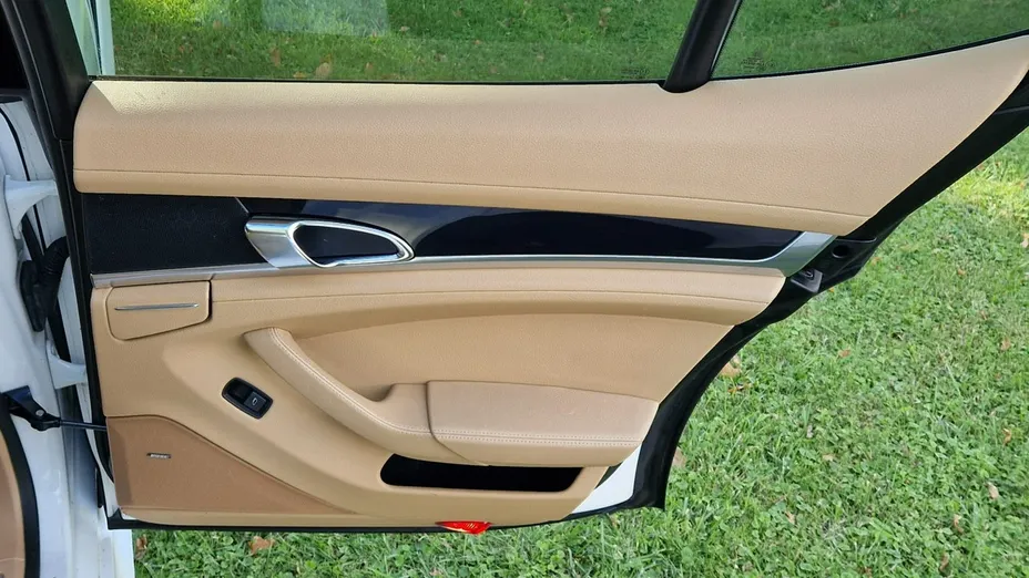 PORSCHE Panamera -