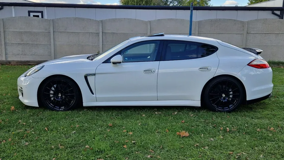 PORSCHE Panamera -