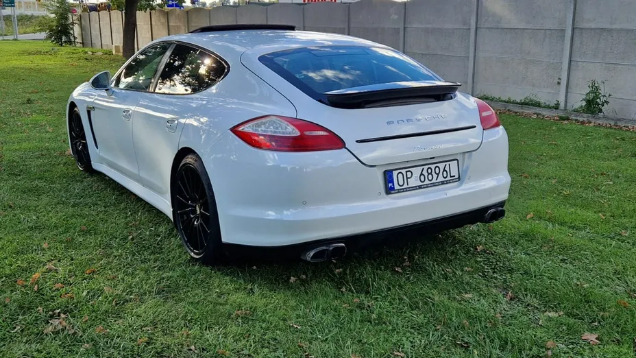 PORSCHE Panamera -