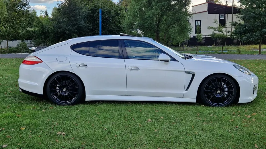 PORSCHE Panamera -
