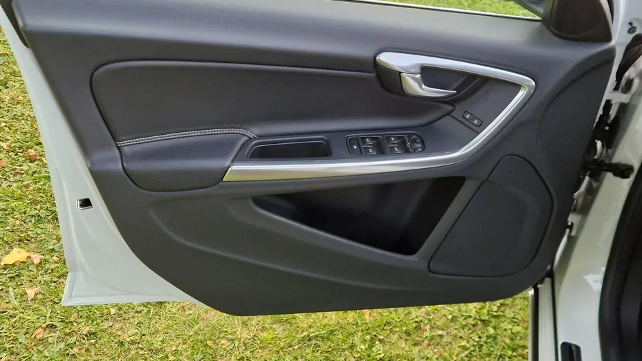 VOLVO V60 -