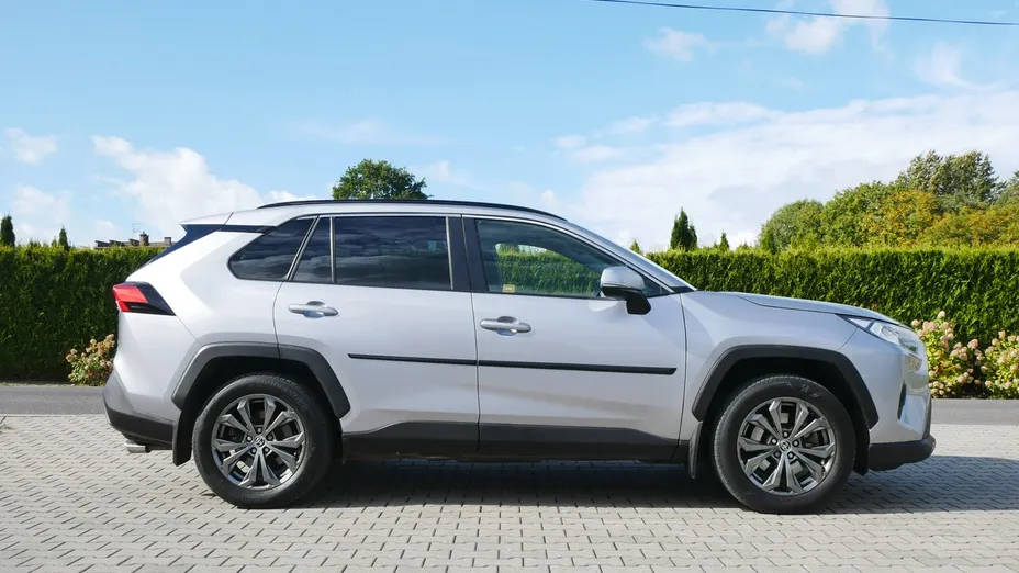 TOYOTA RAV4 -