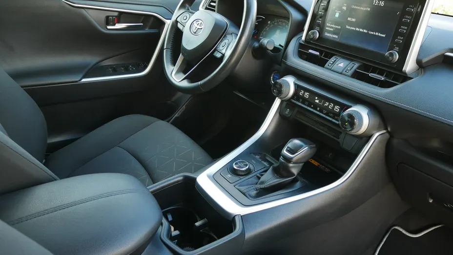 TOYOTA RAV4 -