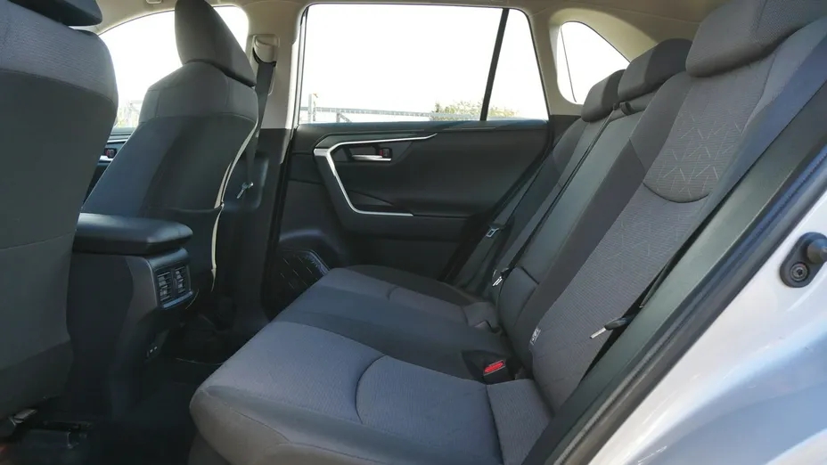 TOYOTA RAV4 -