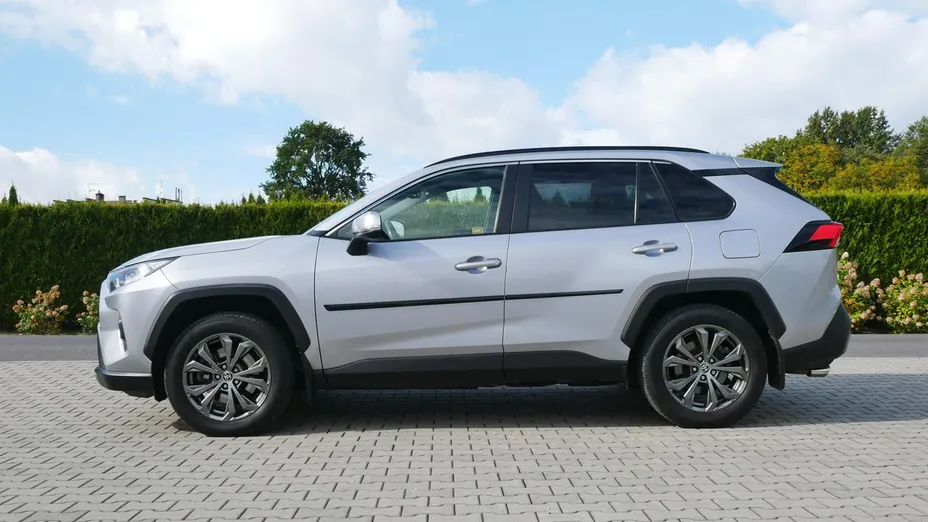 TOYOTA RAV4 -
