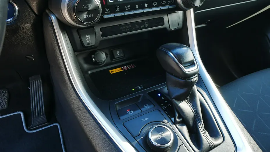 TOYOTA RAV4 -