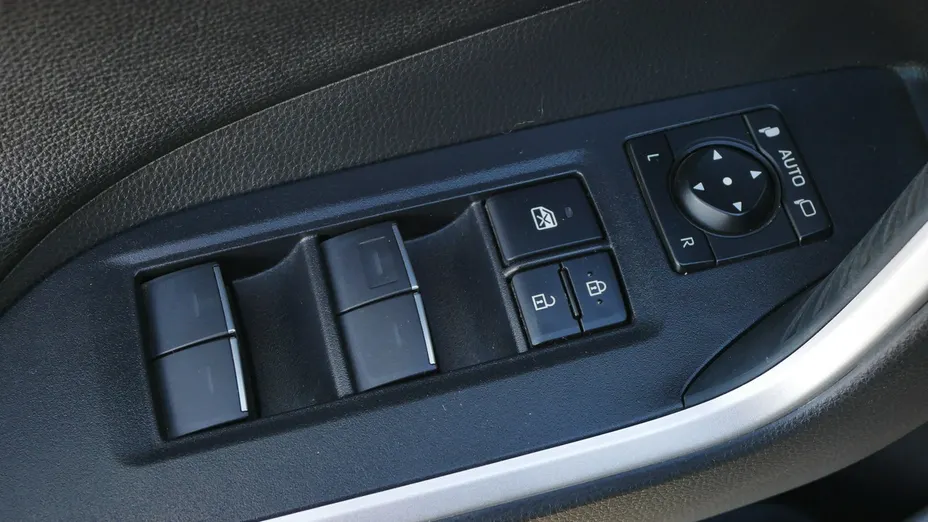 TOYOTA RAV4 -