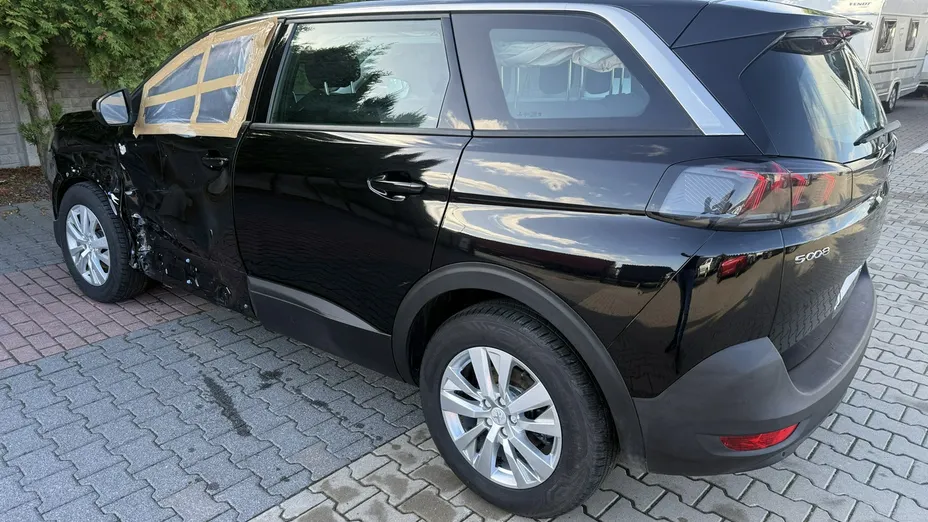PEUGEOT 5008 -