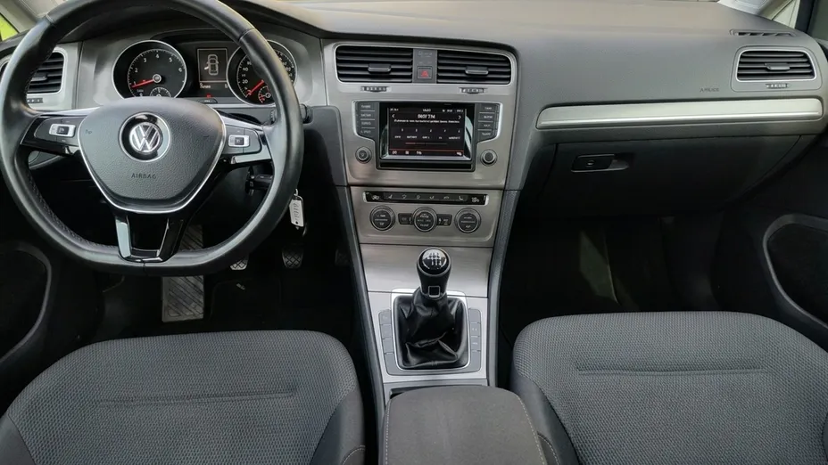 VOLKSWAGEN Golf -