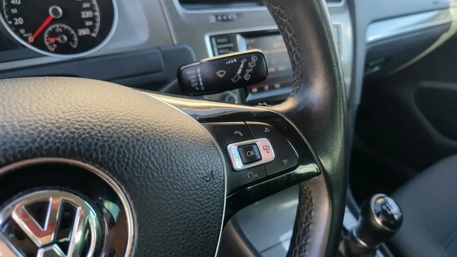VOLKSWAGEN Golf -