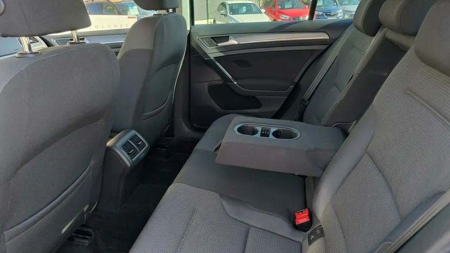 VOLKSWAGEN Golf -