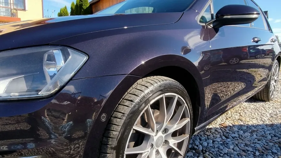 VOLKSWAGEN Golf -
