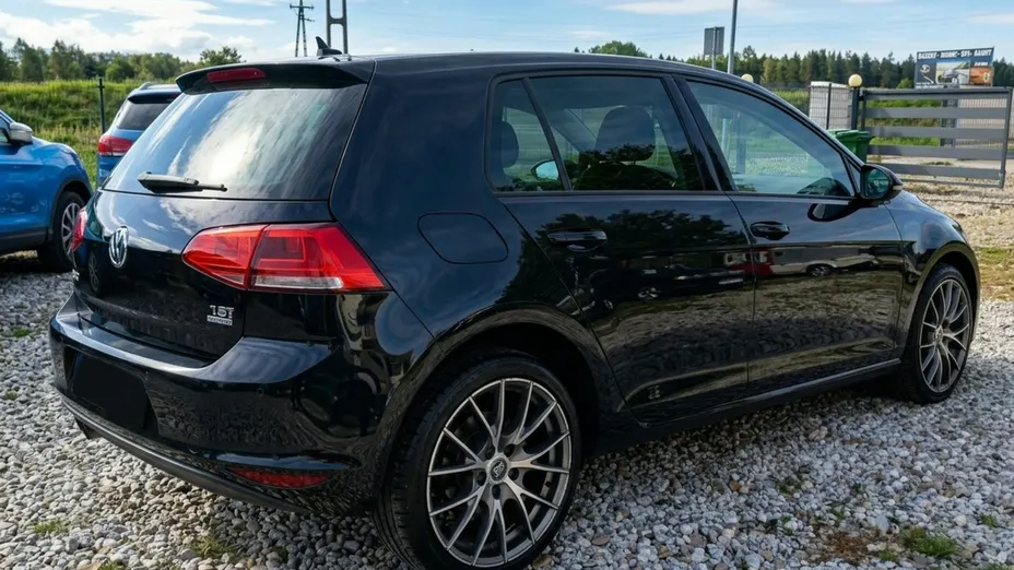 VOLKSWAGEN Golf -