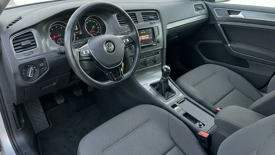 VOLKSWAGEN Golf -