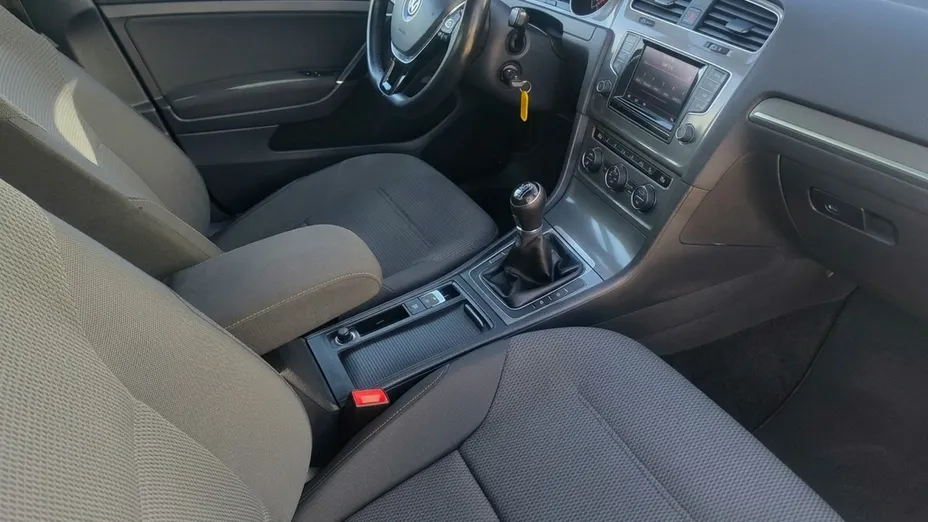 VOLKSWAGEN Golf -