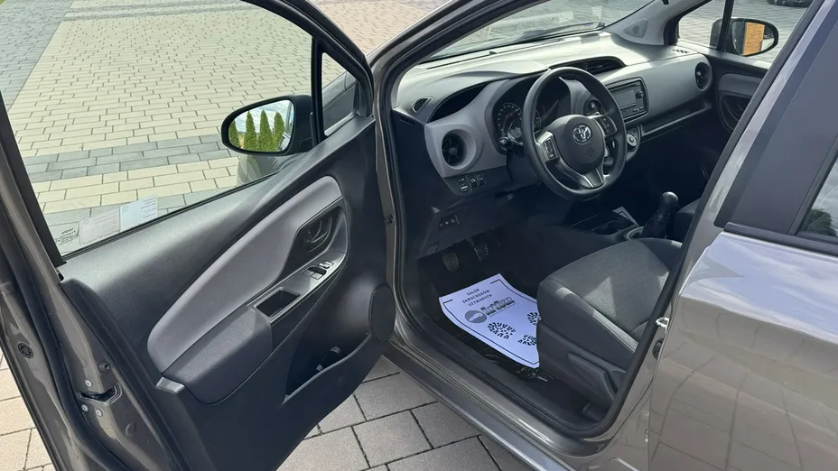 TOYOTA Yaris -