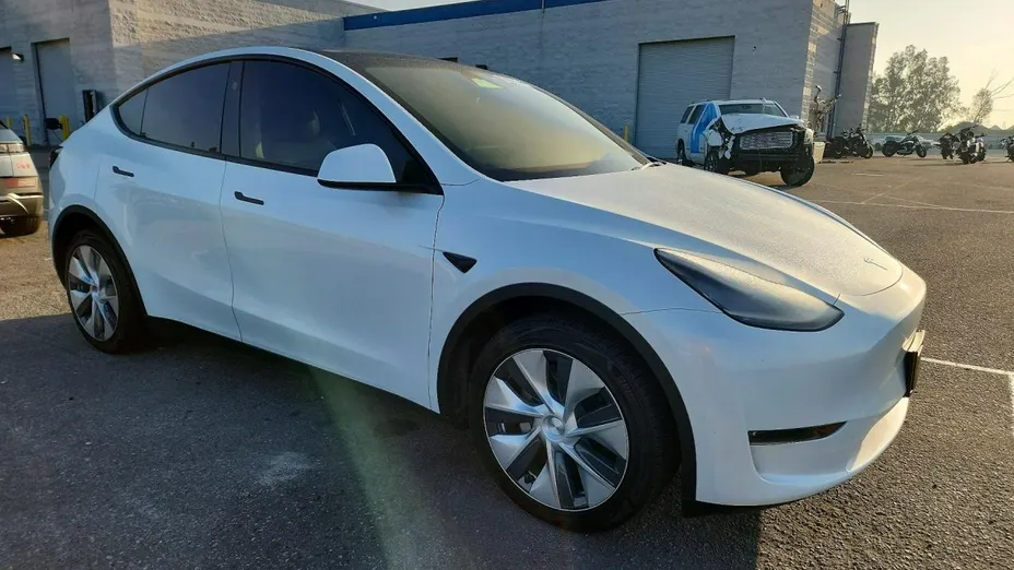 TESLA Model Y -