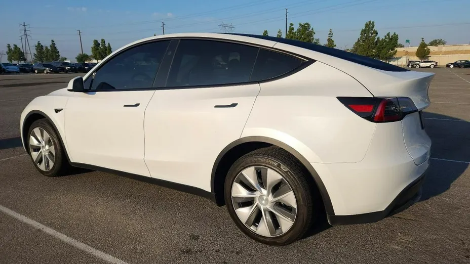 TESLA Model Y -