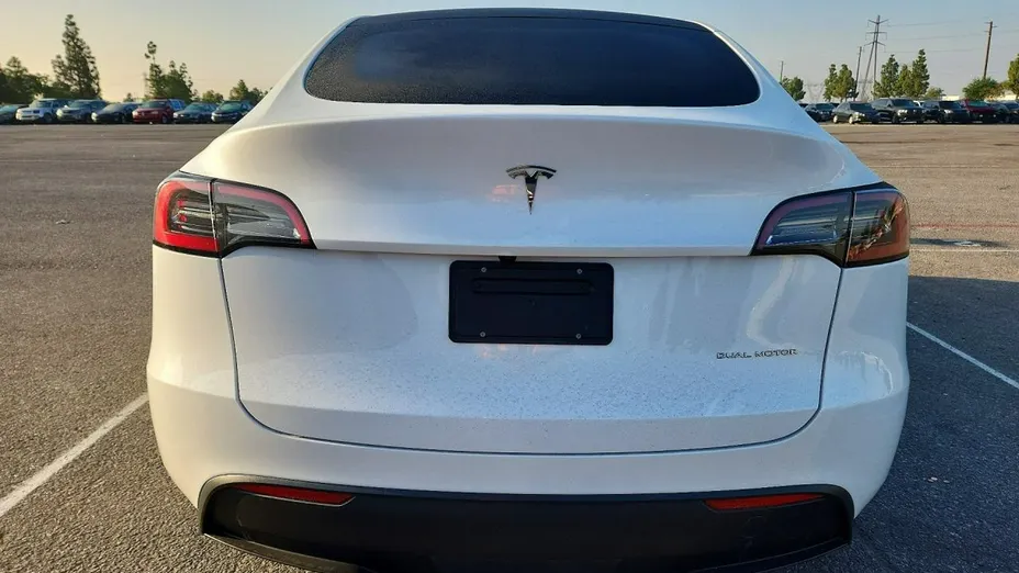 TESLA Model Y -