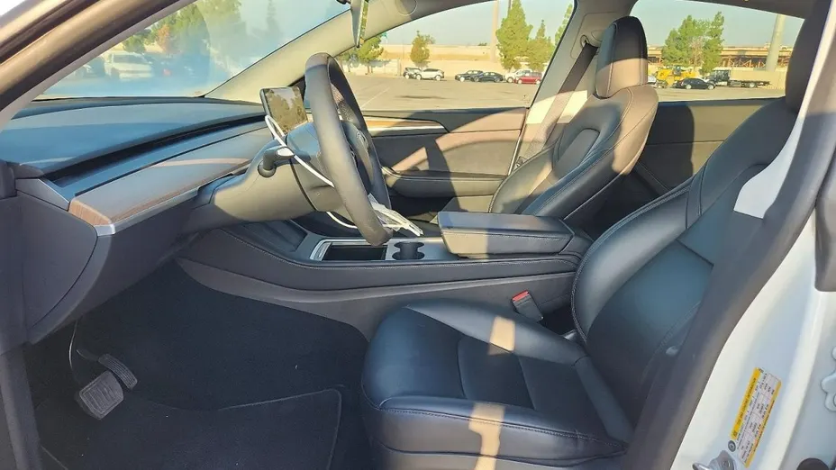 TESLA Model Y -