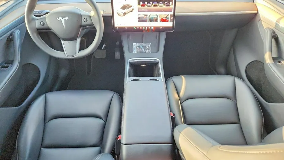 TESLA Model Y -