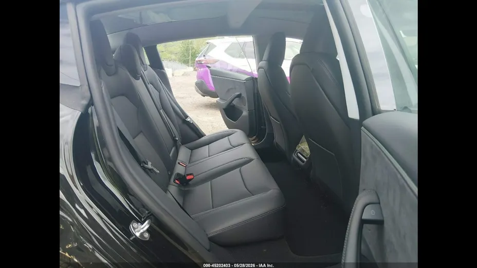 TESLA Model 3 -