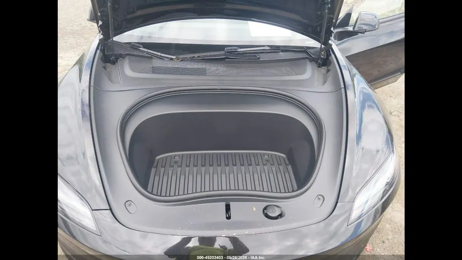 TESLA Model 3 -