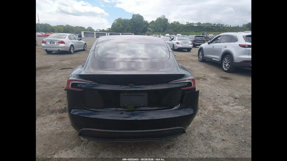 TESLA Model 3 -