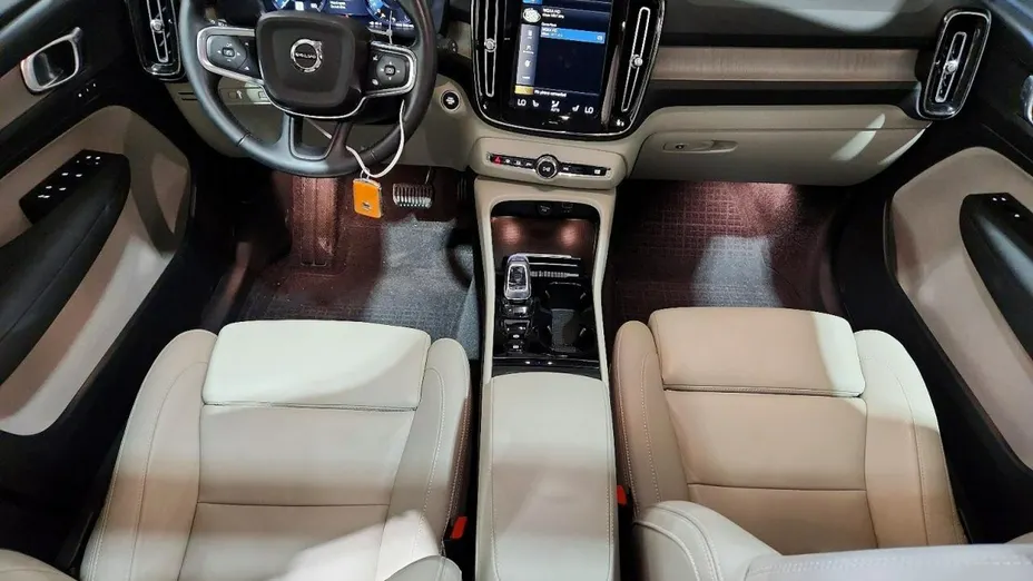 VOLVO XC40 -