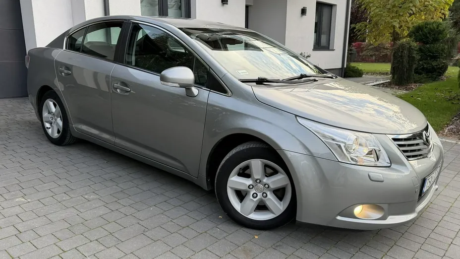 TOYOTA Avensis -