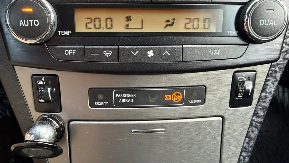 TOYOTA Avensis -