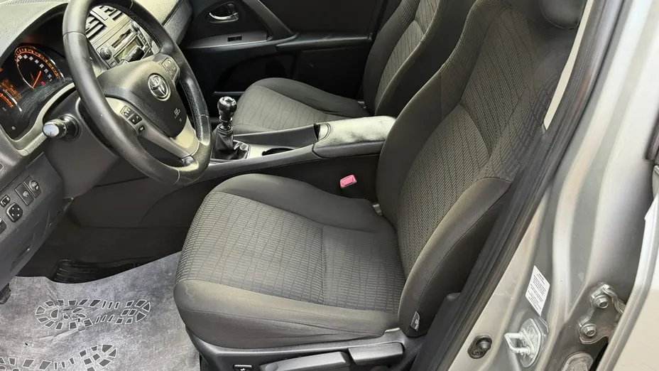 TOYOTA Avensis -