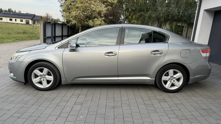 TOYOTA Avensis -